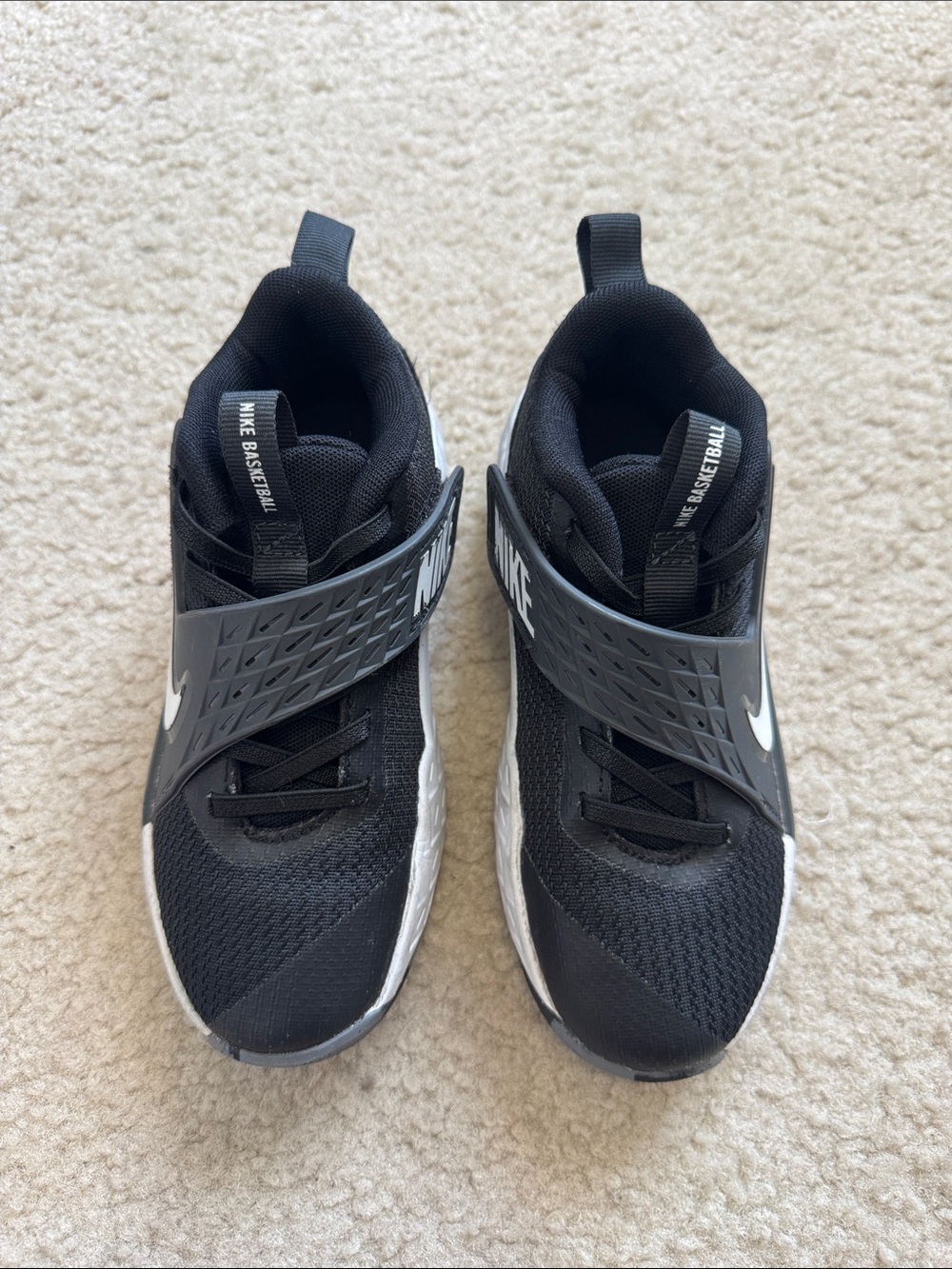 Nike Kids Black and White Team Hustle D 12 basketball shoes with strap - size 13 - Picture 2 of 10